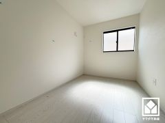 約5帖の2階洋室です。全居室フローリングでお掃除ラクラクです。
