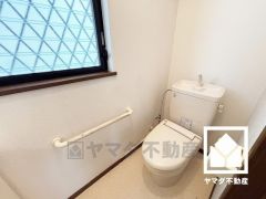 トイレが1階と2階にあるので、朝の忙しい時間にも混雑せず快適です。手すりがございますので、立ち座りが楽になります。