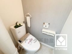 明るく清潔感溢れるトイレです。2連トイレットペーパーホルダーなのでお取替えの手間が軽減できます。