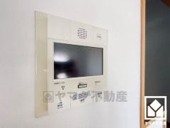 突然の来訪時でも安心なモニター付きインターホンを完備。お留守番中のお子様でも簡単に来訪者の確認ができます。