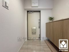 白を基調とした明るい玄関で、毎日を爽やかにスタート。清潔感あふれる空間が、訪れる人々を温かく迎えます。