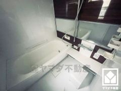 ゆったり足が伸ばせるので、毎日の疲れを癒やすバスタイムを実現。小窓が付いているので明るく、こもりがちな湿気もすぐ取り除くことができます。鏡が横長なので、お子様でも見やすく便利です。