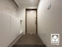 シューズボックス付きで、家族の靴もしっかり収納。玄関がいつも片付き、気持ちよくお客様を迎えられます。