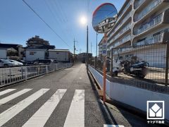 敷地の四方とも道路に面しており開放感があります。道路幅もゆったりとしており隣地と距離がございますので、陽当たり・風通し良好です。