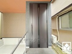 防犯性と利便性を両立した、スマートフォンやカードキーで解錠可能な「カザプラス」の玄関扉です。