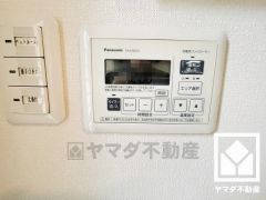 床暖房付きで、寒い冬でも足元ポカポカ。ホコリを巻き上げないのでお子様のいるご家庭にもおすすめです。