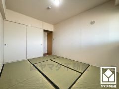 南西向きバルコニーで陽当たり、風通し良好。広々としているため、お洗濯物をたっぷりと干す事ができます。前面に視界を遮る高い建物がなく、緑に囲まれた開放的で清々しい景色が広がります。