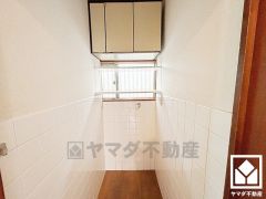 専用の室内洗濯機置場がございますので、運転音が室内に響きにくく、天候に左右されず洗濯していただけます。上部に吊戸棚があるので消耗品などをスッキリ置けるのも嬉しいポイント。