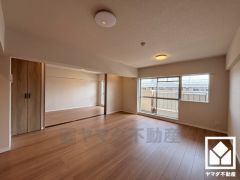 リビングに約5.3帖の引き戸の洋室が隣接しており、約22.7帖の大空間として一体利用も可能です。