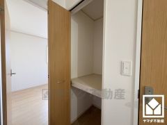 穏やかな暮らしを支える、豊かな収納。奥行きがあるので、収納力も申し分ありません。