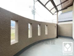 屋根付きのバルコニーで急な雨の日も安心ですね