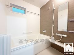 1日の疲れを癒す浴室でゆったりリフレッシュ。ナチュラルな木目調のアクセントパネルは落ち着いた雰囲気を演出してくれます。