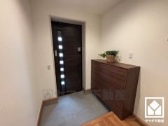 玄関にはシューズボックスを完備。家族の靴もしっかり収納できるので、玄関がいつも片付き、気持ちよくお客様を迎えられます。