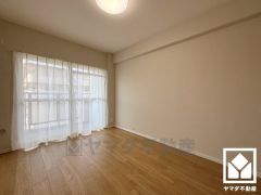 約6帖の洋室です。バルコニーにつながるお部屋で、通風・陽当たり良好。