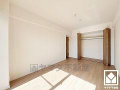 約6.5帖の洋室です。全居室にクローゼットがございますので、お部屋の広さを最大限に活用できます。