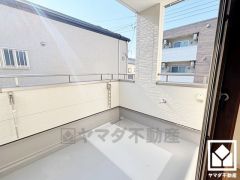 南向きバルコニーで陽当たり、風通し良好。屋根付きなので急な雨の日も安心ですね。水栓・防水コンセントも設置されており、多用途にご利用いただけます。