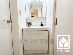 収納付きでスッキリお使い頂ける3面鏡の洗面台です。洗面ボウルが広めなので、忙しい朝でも身支度がしやすく時短になります。