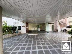 広々とした明るいエントランス。綺麗に整備されており、帰宅時や来客時にも気持ちの良い空間です。