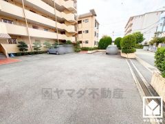 敷地内に駐車場を完備（月額6000円）。現在、駐車場に空きがございます。空き状況は変動いたしますので、詳細は弊社スタッフまでお気軽にお問い合わせください。