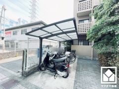 屋根付きのバイク置場を完備。雨や風、直射日光からお乗り物を守ることができます。