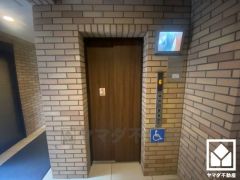 エレベーター内もスタイリッシュなデザインに。移動のひとときさえも上質に演出するマンション。
