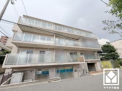 落ち着いた色合いと直線的な美しさが調和した外観。帰るたびに安心感を感じられる佇まい。