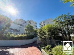 たっぷり収納できる約7.5帖の納戸付きだから、家の中をもっとスッキリ。季節の荷物や趣味の道具もしっかり収納。