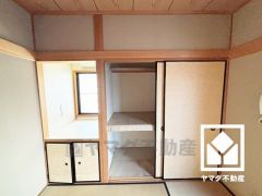 押入にはお客様用の座布団や寝具も収納可能です。