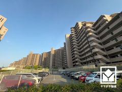 敷地内に駐車場を完備（月額12000円～17000円）。出入口は防犯性に優れたロボットゲート付き。空き状況等は弊社スタッフまでお気軽にお問い合わせください。