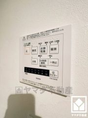 浴室暖房乾燥機付き。真冬の寒い浴室を暖かく、また雨の日の洗濯物の乾燥にと多用途に活躍する機能です。