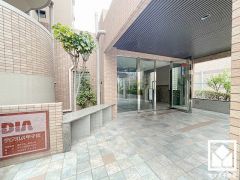 上質な素材と洗練されたデザインが織りなすエントランス。住まう人の誇りを感じさせる、優雅な迎えの空間。