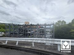 敷地内に駐車場を完備。重い荷物や雨の日の移動もスムーズで、快適なカーライフを実現。機械式のため車種に制限がございます。空き状況等は弊社スタッフまでお気軽にお問い合わせください。