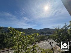 3階建て1階部分ですが、高台に立地しており前面に視界を遮る高い建物がなく、遠くの山まで見渡せる開放的な景色が広がります。