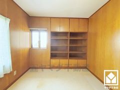 開き戸とオープンシェルフで見せる収納と隠す収納を両立。整理整頓がしやすい設計の壁面収納付き。