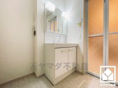 収納付きでスッキリお使い頂ける3面鏡の洗面台です。洗面ボウルが広めなので、忙しい朝でも身支度がしやすく時短になります。