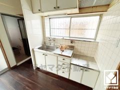 キッチンは空間を有効活用できる壁付けタイプ。