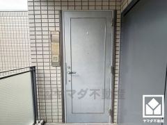 シンプルで洗練された玄関デザイン。帰るたびにホッとできる、心地よい住まいの入り口。