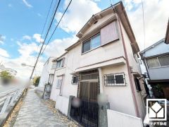 阪神電鉄本線「出屋敷」駅まで徒歩約8分、阪神電鉄なんば線「尼崎」駅まで徒歩約20分、JR東海道本線「立花」駅まで徒歩約26分の立地。
