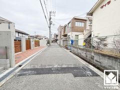 前面道路幅員約6.0mとゆったりとした広さがあるのでファミリーカー等の車の出入りも楽にできます。