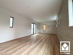 広々20帖のLDKが魅力。家族全員がリラックスできる、ゆったりとした快適リビングで温かい団らんの時間を。