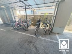 屋根付き駐輪場なので、雨や風、直射日光から自転車を守ることができます。