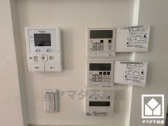 突然の来訪時でも安心なTVモニター付きインターフォンあり。お留守番中のお子様でも簡単に来訪者の確認ができます。
