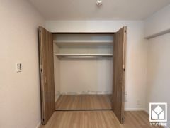 新たに家具を買わなくても良いので、ハンガーパイプ付きのクローゼットは嬉しいですね。