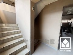 全室バルコニーに繋がるお部屋となっております。風通しが良く、明るい陽光がたっぷり差し込む心地よい生活空間です。