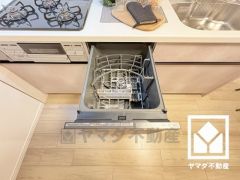 毎日の家事の負担を軽減でき、水道代の節約にもなる食器洗乾燥機付き。