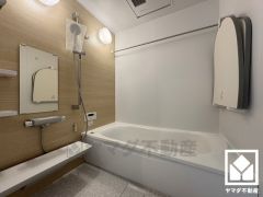 清潔感あふれる空間で、毎日のバスタイムをより快適に。真冬の寒い浴室を暖かく、また雨の日の洗濯物の乾燥にと多用途に活躍する浴室暖房乾燥機付きです。