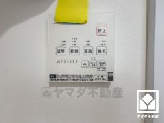 浴室暖房乾燥機付き。真冬の寒い浴室を暖かく、また雨の日の洗濯物の乾燥にと多用途に活躍する機能です。