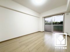 南東側洋室です。バルコニーにつながるお部屋で、通風・陽当たり良好。
