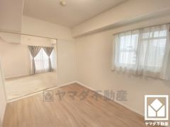 リビングに隣接する引き戸のお部屋で、一体利用も可能です。（実写真と間取り図からCG再現した「空室リフォームイメージ」のため、実際と異なります。）