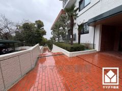 約6帖の和室がリビングに隣接しており、一体利用も可能です。子どもの遊び場、お昼寝スペース、家族のくつろぎ空間にも。和室があると、暮らしの幅がぐんと広がる。